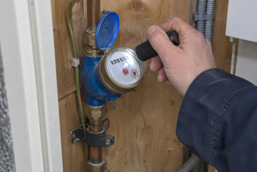 Lekdetectie Olst – watermeter in de meterkast controleren met een zaklamp